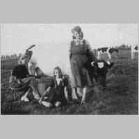 019-0011 Neulepkau- Die Geschwister Klemusch Gerda, Gertrud u. Lotti auf der Kuhweide beim Melken 1942.jpg